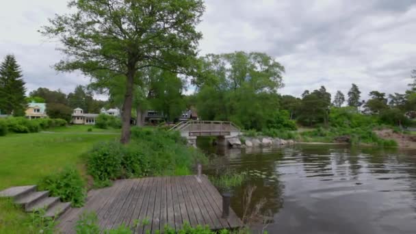 Чудовий Вид Архітектуру Віллами Селі Озері Мостовими Лісовими Деревами Швеція — стокове відео