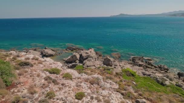 Чудовий Вид Скелясте Середземноморське Узбережжя Тлі Бірюзової Води Греція — стокове відео