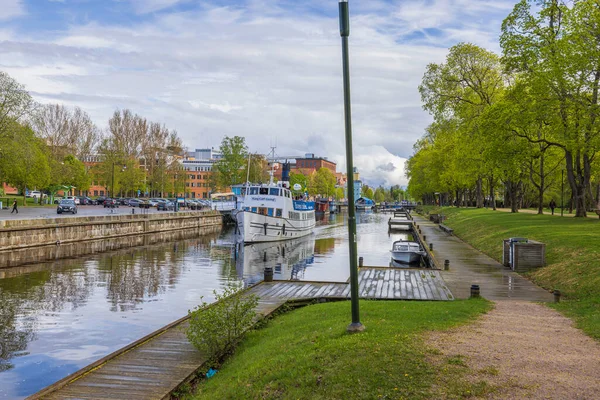 Pohled Bílou Turistickou Výletní Loď Pozadí Města Švédsko Uppsala 2022 — Stock fotografie