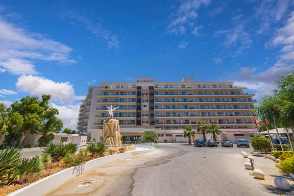 Όμορφη Θέα Του Ξενοδοχείου Pegasos Deluxe Beach Και Άγαλμα Μπροστά — Φωτογραφία Αρχείου