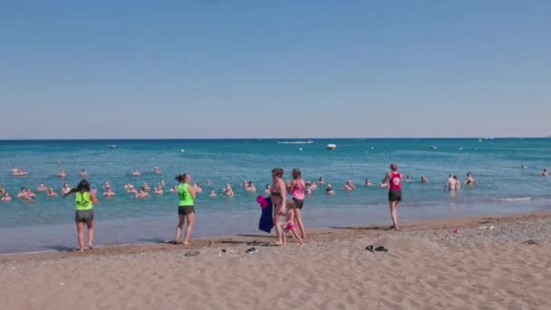 Beautiful View Tourists Exercising Water Group Hotel Sport Instructors Rhodes — Vídeo de stock