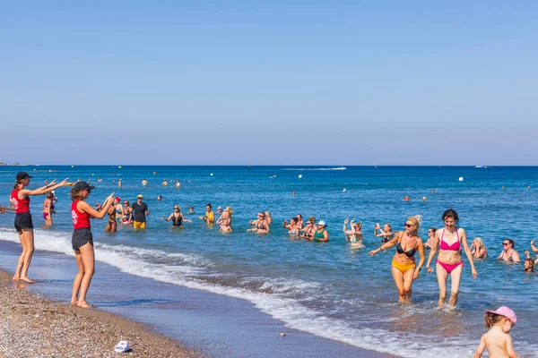 Beautiful View Tourists Exercising Water Group Hotel Sport Instructors Rhodes — Stockfoto
