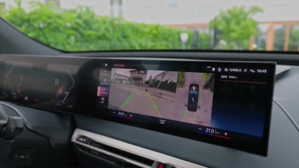 View Bmw Ix40 Driving Reverse Using Rear View Camera Dashboard — Vídeo de stock