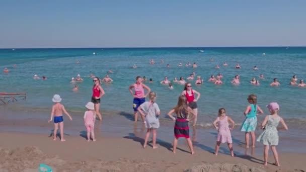 Close View Tourists Exercising Water Group Hotel Sport Instructors Rhodes — Wideo stockowe