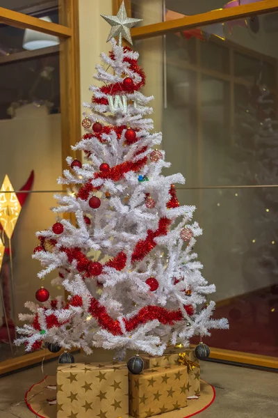 Beautiful View White Plastic Christmas Tree Gifts Decorated Red Tinsel — Fotografia de Stock