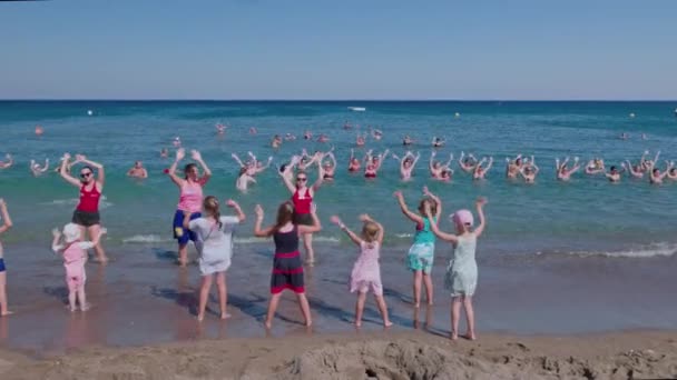 Beautiful View Tourists Exercising Water Group Hotel Sport Instructors Rhodes — Vídeo de Stock