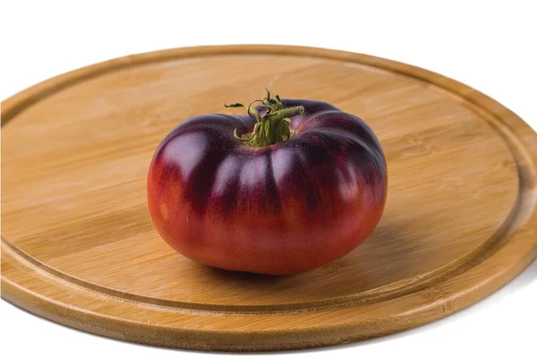 Close View Ripe Black Variety Tomato Wooden Cutting Board Isolated — Fotografia de Stock