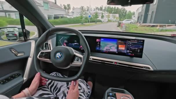 Внутренний Вид Bmw Дороге Женщина Водитель Машине Швеция Уппсала 2022 — стоковое видео