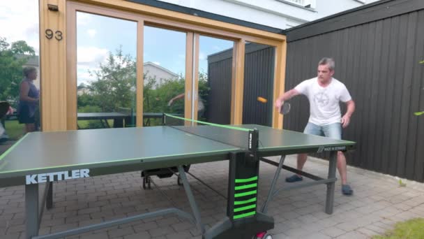 Couple Playing Table Tennis Ping Pong Home Yard Sweden Uppsala — Αρχείο Βίντεο