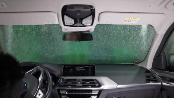 自動洗浄ステーションで洗浄処理中に車内からのビューを閉じます スウェーデン — ストック動画
