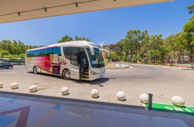 Otel binasının yakınındaki turistlerin güzel manzarası. Rodos. Yunanistan. 08.25.2022.