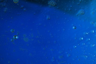 Soyut tasarımın mavi ve siyah desenli güzel su manzarası.