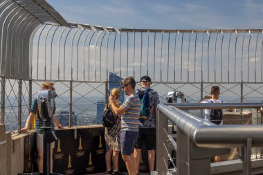 Empire State Binası 'nın açık gözlem masasındaki turistlerin güzel manzarası. - New York. ABD. 09.20.2022.