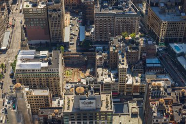 Güneşli bir günde Manhattan, New York 'un güzel hava manzarası. - New York. ABD. 09.21.2022.