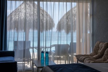 Otel odasının penceresinden Atlantik Okyanusu 'nun güzel manzarası. Aruba.