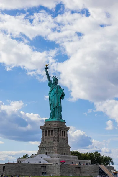 Крупный План Статуи Свободы Острове Свободы Нью Йорке Против Голубого — стоковое фото