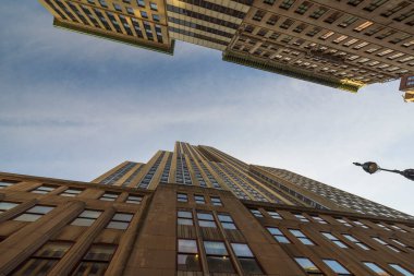 Gökdelenler arasındaki mavi gökyüzü çok güzel görünüyor. ABD. New York. 