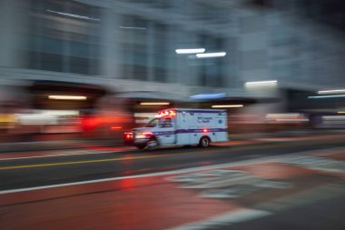 Güzel bulanık gece şehir manzarası yol manzarası. Yarış ambulansı ön tarafta. - New York. ABD 