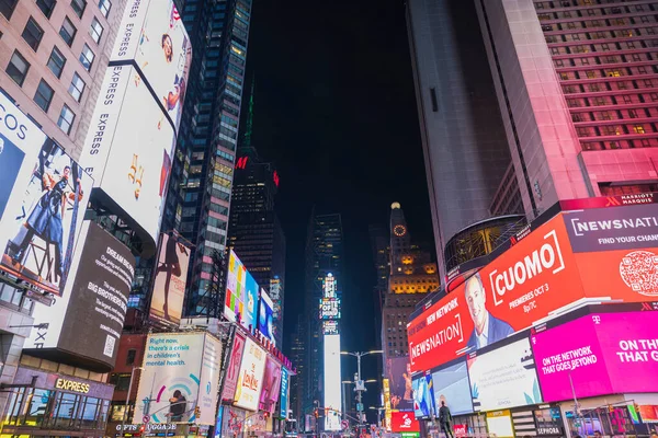 Bela Vista Telas Grandes Paredes Arranha Céus Com Anúncios Noite — Fotografia de Stock