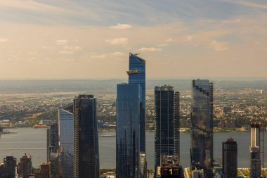Manhattan 'ın arka planındaki gökdelenlerin muhteşem manzarası. - New York. ABD.