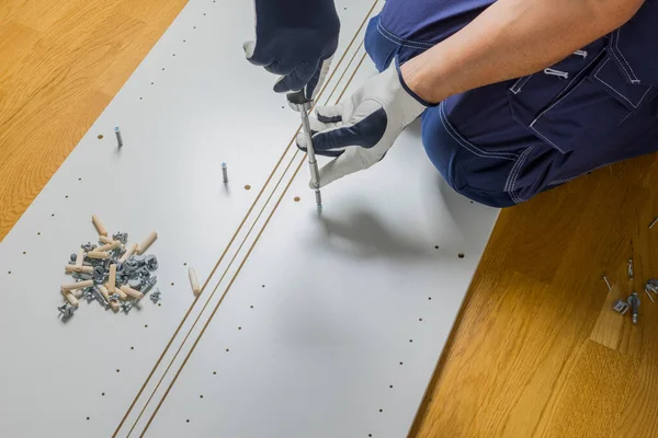 Vista Cerca Del Hombre Ensamblando Muebles Blancos — Foto de Stock