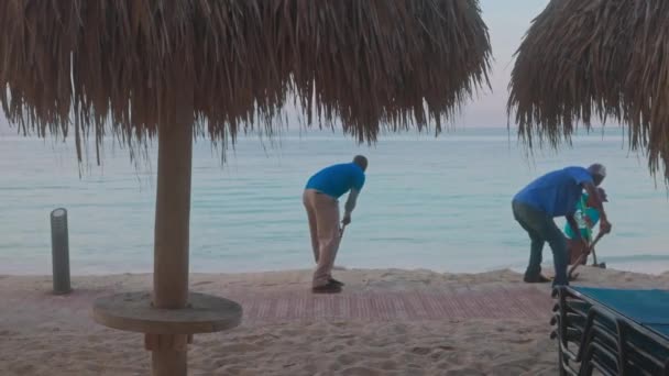 Trabalhadores Hotel Nivelando Areia Certificada Pela Máquina Linha Costeira Aruba — Vídeo de Stock