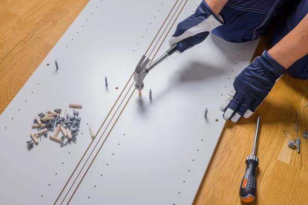 Vista Cerca Las Manos Del Hombre Con Martillo Montaje Muebles — Foto de Stock