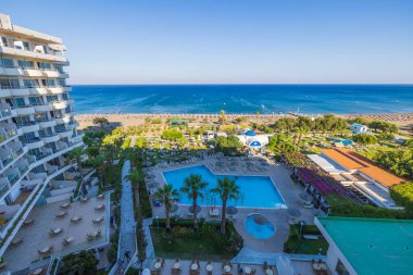 Akdeniz 'de açık havuzu ve plajı olan güzel bir bölge oteli manzarası. Rodos. Yunanistan. 07.15.2022.