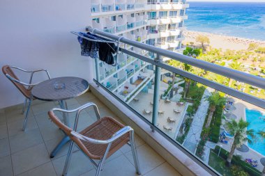 Otel odasında çamaşır kurutma makinesi olan güzel bir balkon manzarası. Yunanistan.