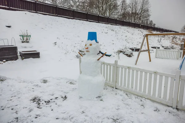 孩子们在冬天的私人住宅花园里堆雪人的景象 — 图库照片