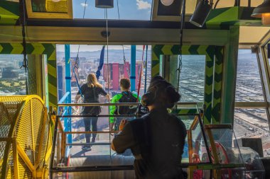 Atlamadan önce SkyPod masasında turist ve eğitmen görüntüsü. Stratosfer Oteli, Nevada, Las Vegas. ABD. 