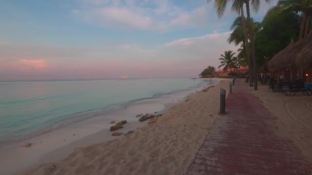 人们在白沙滩上温暖而美丽的景色 蓝绿色的水面和蓝天为背景 阿鲁巴 — 图库视频影像
