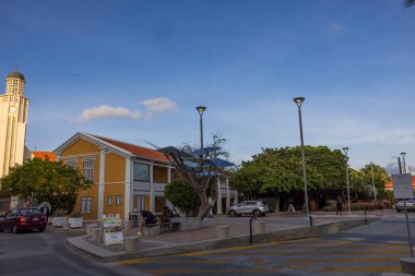Oranjestad şehir merkezinde güzel bir mimari manzarası ve meydanda park edilmiş arabaları var. Aruba. Oranjestad. 09.09.2022.