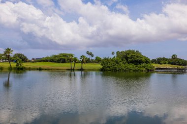 Aruba adasındaki güzel göl ve golf sahaları manzarası.