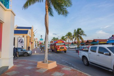 Şehir merkezindeki Oranjestad şehrinin güzel manzarası geçen arabalar ve tur otobüsüyle. Aruba. Oranjestad. 09.09.2022.