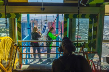 Atlamadan önce Sky Pod masasındaki turist ve eğitmen görüntülerini kapatın. Stratosfer Oteli, Nevada, Las Vegas. ABD. 09.17.2022.