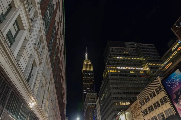 Prachtig Nachtzicht Empire State Building Tussen Gebouwen New York Manhattan — Stockfoto
