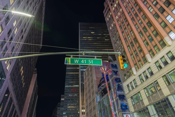 Close Uitzicht Groene Wegwijzer Richting West 41St Straat Wolkenkrabbers Donkere — Stockfoto