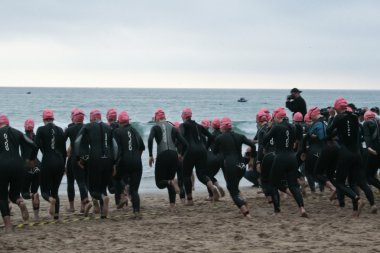 kadın triatlon yapıyor