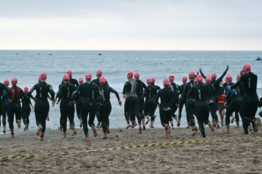 kadın triatlon yapıyor