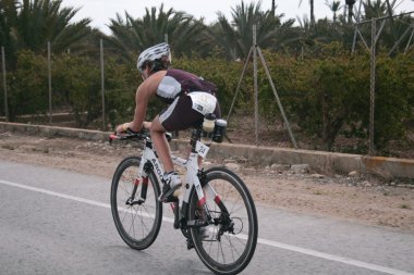 kadın triatlon yapıyor