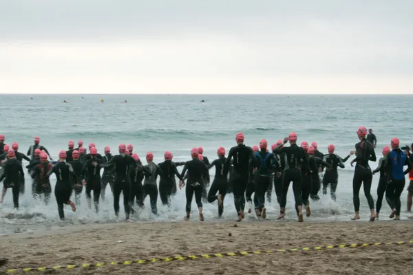 kadın triatlon yapıyor