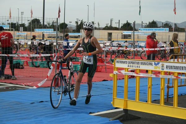 Mujer triatleta en transición con su bicicleta — Foto de Stock
