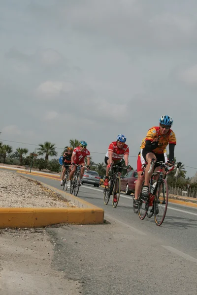 Grupo de hombres haciendo ciclismo — Foto de Stock