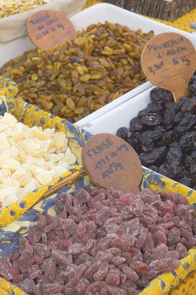 Fruta enlatada en el mercado campesino . — Foto de Stock