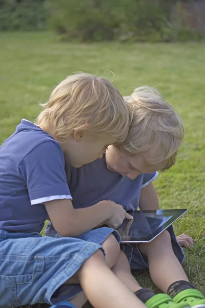 Dos chicos rubios con tablet PC . —  Fotos de Stock