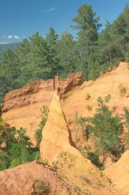 roussillon (provence, Güney Fransa yakınındaki koyu sarı taşlar)