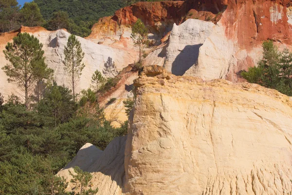 Okerkleurige rotsen (Frans colorado) in de buurt van rustrel (provence, zuidelijke f — Stockfoto