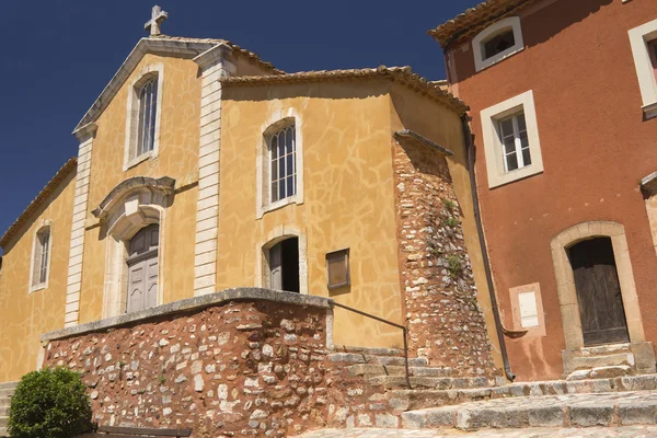 Kyrkan i byn av roussillon (provence, Frankrike) — Stockfoto