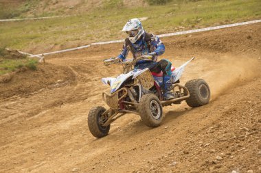 a avlu üzerinde genç binici